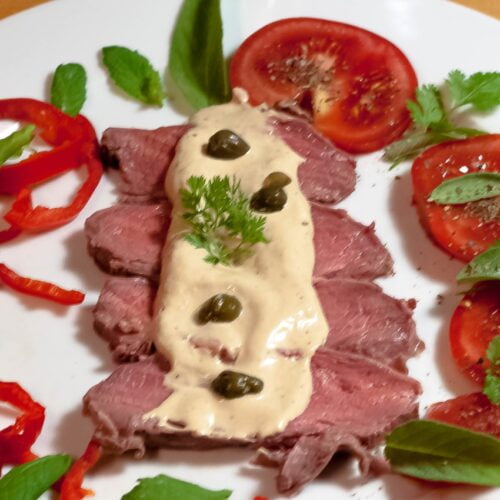 Manzo Tonnato Rinderfleisch-in-Tunfischsauce-mit-tomaten-kapern-und-krautern