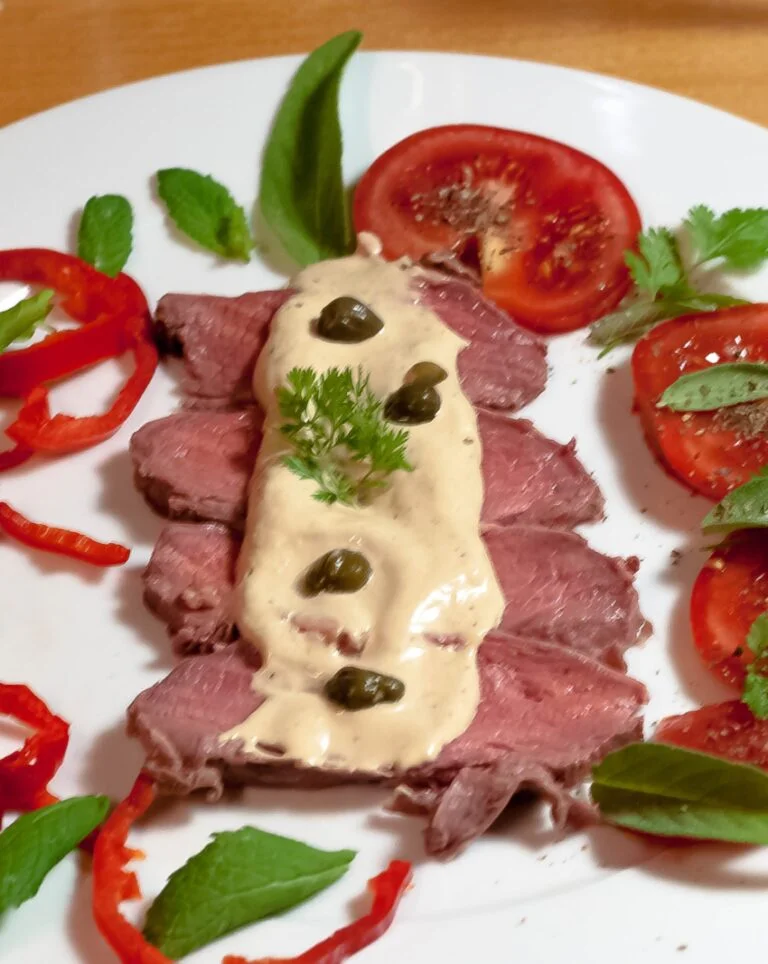 manzo tonnato 1 https://oxbe.de/wp-content/uploads/2023/01/download.png Manzo Tonnato Rinderfleisch-in-Tunfischsauce-mit-tomaten-kapern-und-krautern