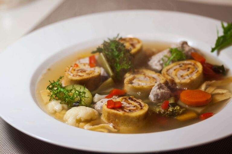 braetstrudelsuppe mit Strudel und Gemüse in klarer Suppe