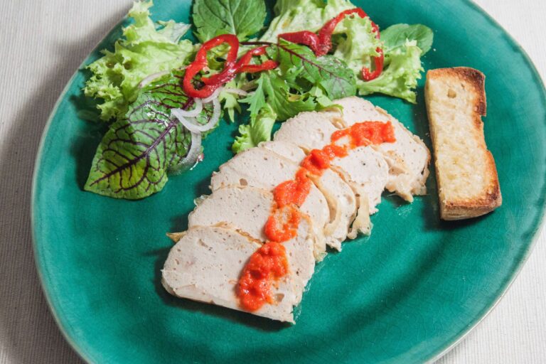 Hähnchen pate 2 https://oxbe.de/wp-content/uploads/2023/01/download.png Haehnchen-Pate-in-scheiben-gechnitten-mit-kleinem-Salat-auf-gruenen-Teller