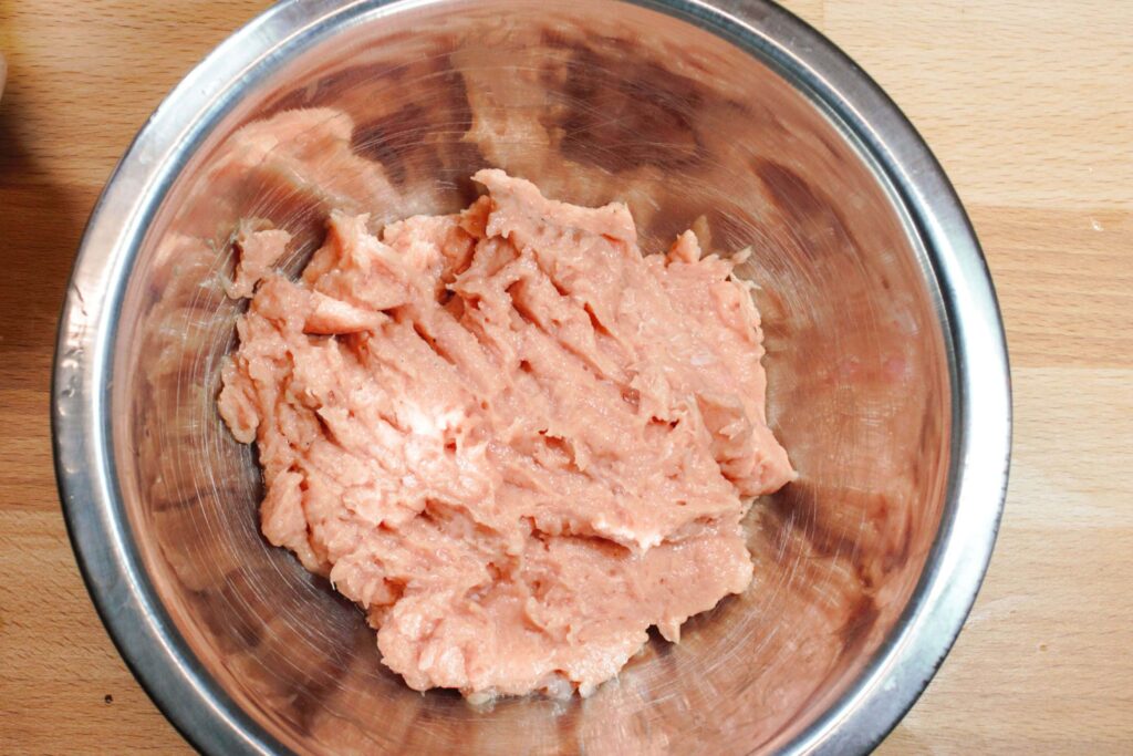 Hähnchen pate 6 https://oxbe.de/wp-content/uploads/2023/01/download.png Huehnerfleisch-gemixt-mit-mit-allen-Zutaten-in-Metallschuessel_