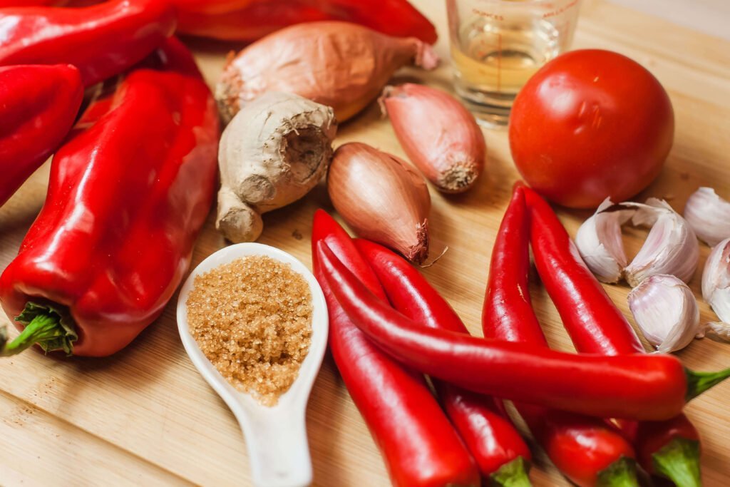 paprikasauce 4 https://oxbe.de/wp-content/uploads/2023/01/download.png Paprikasa-Knoblauch-Zwiebel-Peperoni-ingwer-essig-auf-einem-Bambusbrett-als-Zutatas-auf-tuch-im-tageslicht