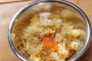 Saibling mit Spargel 4 https://oxbe.de/wp-content/uploads/2023/01/download.png Durchgepresste-Kartoffeln-mit-GEwuezen-Butter-und-Eigelb-in-Metallschuessel für Prinzesskartoffeln