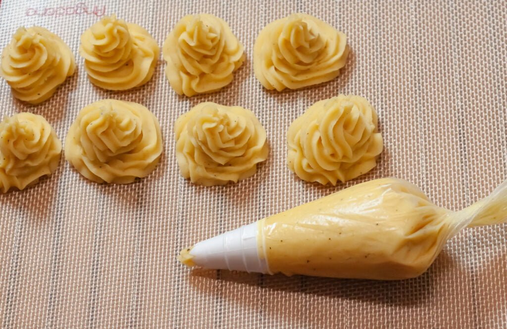 Saibling mit Spargel 5 https://oxbe.de/wp-content/uploads/2023/01/download.png Prinzesskartoffeln-im-Sprizbeuter-und-auf-silikonmatte-aufgespritzt-