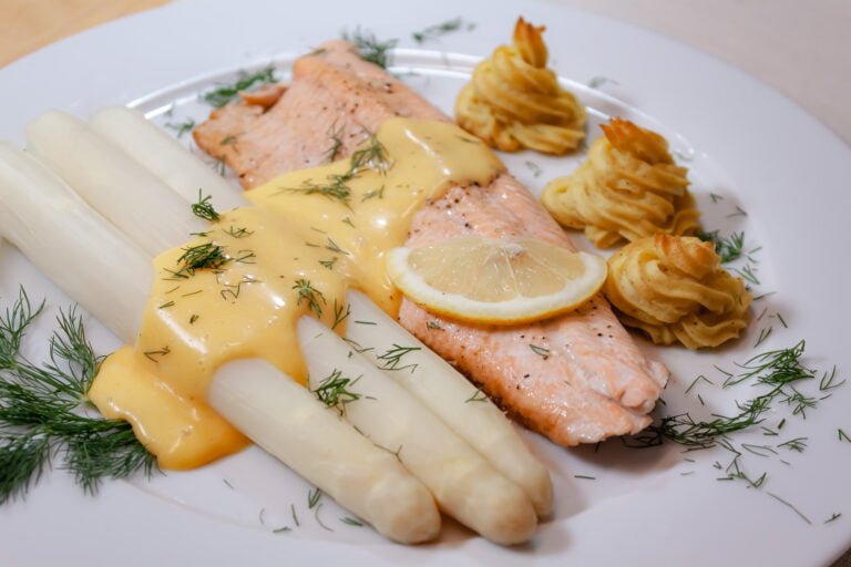 Saibling mit Spargel 2 https://oxbe.de/wp-content/uploads/2023/01/download.png Saibling-mit-Spargel--prinzesskartoffeln-und-Sacue-Hollandaise-auf-weissem-Teller-