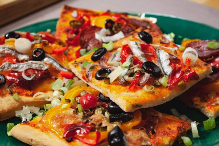 Spanische Pizza 5 https://oxbe.de/wp-content/uploads/2023/01/download.png Spanische-Pizza-mit-GEmuese-und-Salami-belegt-auf-gruenem-Teller