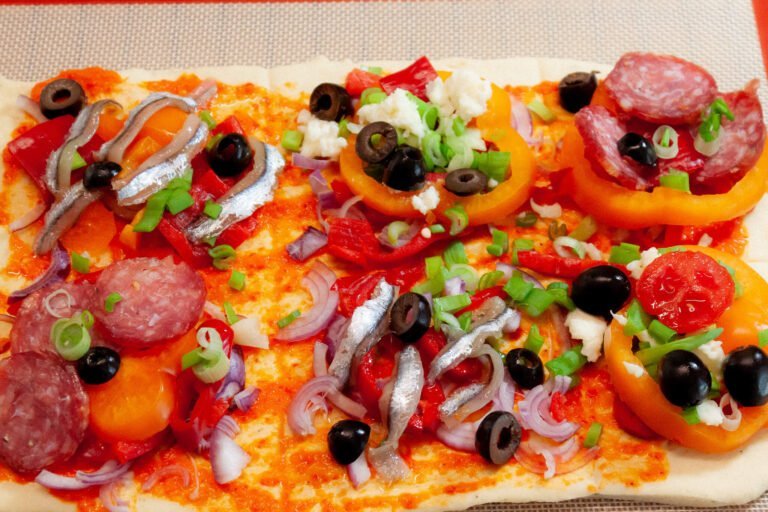 Spanische Pizza 4 https://oxbe.de/wp-content/uploads/2023/01/download.png Spanische-Pizza-mit-frisch-belgeten-Gemuese-und-Salami-belegt-auf-teig-und-Silikonmatte