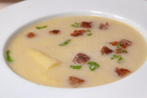 Bohnensuppe 6 https://oxbe.de/wp-content/uploads/2023/01/download.png Spargelcremesuppe-in-weissem-Teller-mit-croutons-und-kreutern