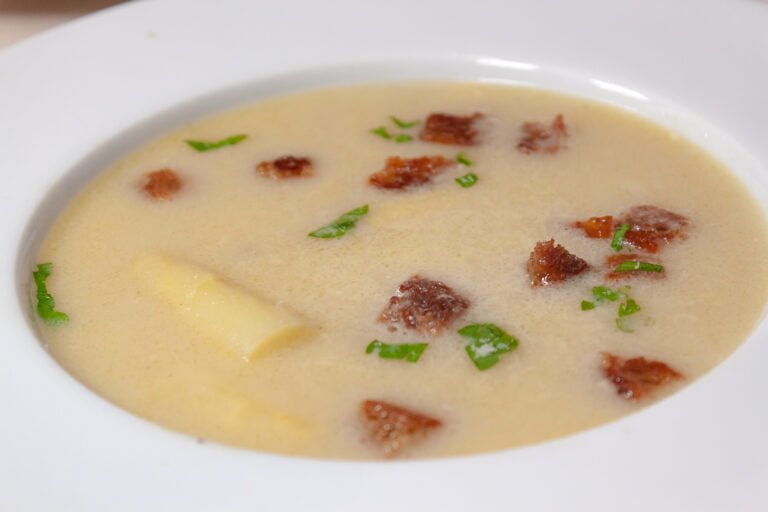 spargelcremesuppe 2 https://oxbe.de/wp-content/uploads/2023/01/download.png Spargelcremesuppe-in-weissem-Teller-mit-croutons-und-kreutern