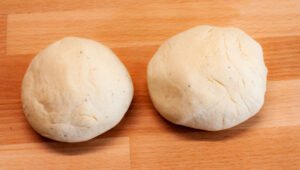 Teig-Kugeln-fuer-Spanische-pizza-auf-der-Arbeitsflaeche