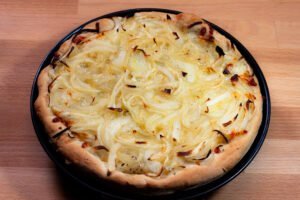 Pizzateig 16 https://oxbe.de/wp-content/uploads/2023/01/download.png Fertig-gebackene-Fugazzeta-im-BAckblech-auf-Arbeitsflaeche