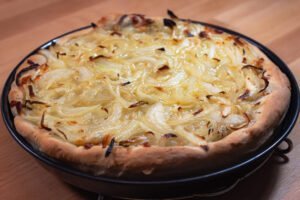 Pizzateig 5 https://oxbe.de/wp-content/uploads/2023/01/download.png Fertig-gebackene-Fugazzeta-im-BAckblech-auf-Arbeitsflaeche