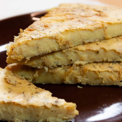 Fertiger Kichererbsenkuchenn auf braune Teller