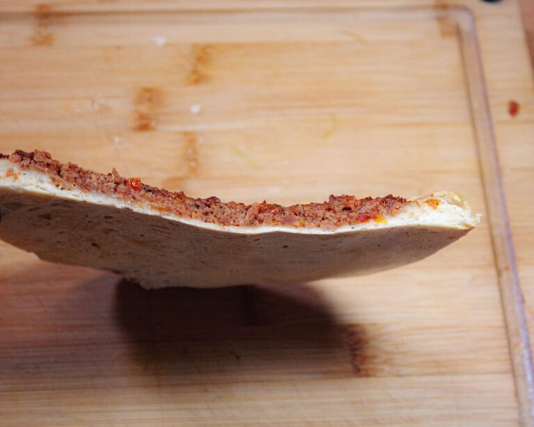 Lahmacun 16 https://oxbe.de/wp-content/uploads/2023/01/download.png Gebackenes-Lahmacun-mit-duennem-Boden-und-1cm-Fleischbelag-mit-arbeitsplatte-im-hintergrund
