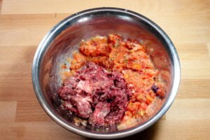 Lahmacun 9 https://oxbe.de/wp-content/uploads/2023/01/download.png Lahmacun-Fleisch-und-gemuesemischung-in-metallschuessel-auf-arbeitsplatte