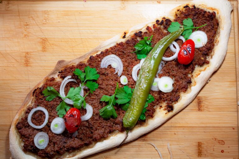 Lahmacun 2 https://oxbe.de/wp-content/uploads/2023/01/download.png Lahmacun-frisch-aus-dem-Ofen-belegt-mit-gergrillten-tomaten-petersielie-und-paprika-auf-Abritsbrett