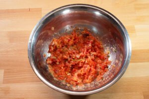 Lahmacun 8 https://oxbe.de/wp-content/uploads/2023/01/download.png Lahmacun-gemuesemischung-in-metallschuessel-auf-arbeitsplatte