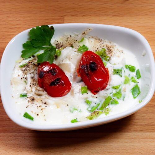 Lahmacun 13 https://oxbe.de/wp-content/uploads/2023/01/download.png Lahmacun-joghurtsauce-mit-Wuerzung-und-gegrillten-tomaten-in-weisser-schuessel-auf-Holzbrett
