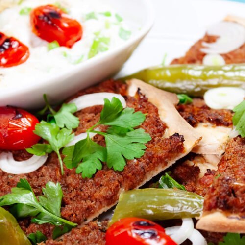 Lahmacun-mit-geroesteten-Tomaten-Petersielie-und-Zwiebeln-in-Nahaufnahme