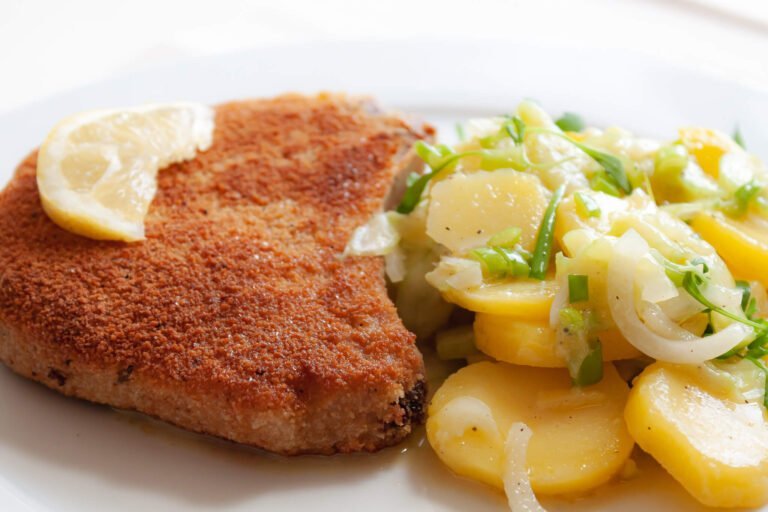 Paniertes Schweinekotelett 2 https://oxbe.de/wp-content/uploads/2023/01/download.png Paniertes-Schweinekotelett-mit-Kartoffelsalat-auf-weissem-Teller.