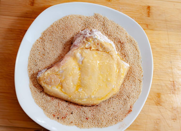 Paniertes Schweinekotelett 5 https://oxbe.de/wp-content/uploads/2023/01/download.png Schweinekottlet-in-Panade-auf-weissem-Teller-und-Holzarbeitsplatte-
