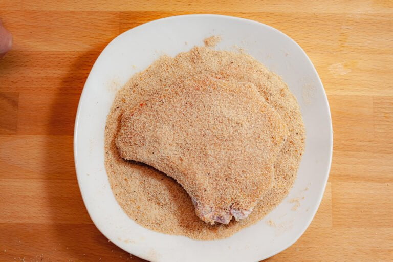 Paniertes Schweinekotelett 6 https://oxbe.de/wp-content/uploads/2023/01/download.png Schweinekottlet-in-Panade-auf-weissem-Teller-und-Holzarbeitsplatte.
