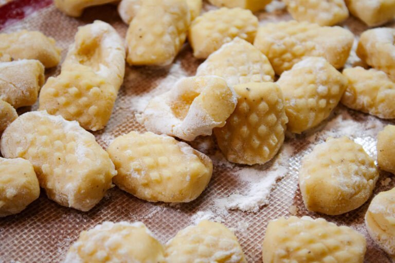 Gnocchi 13 https://oxbe.de/wp-content/uploads/2023/01/download.png Bemehlte-Gnocchi-fertig-zu-garen-im-Wasser-auf-silikonmatt