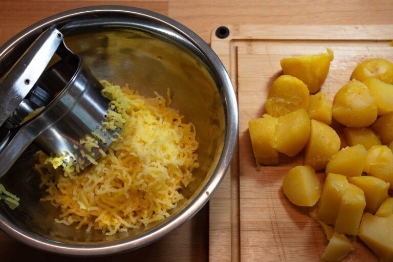 Gnocchi 4 https://oxbe.de/wp-content/uploads/2023/01/download.png Durchgepresset-gekochte-Kartoffeln-in-metalschuessel-auf-Arbeitsflaech