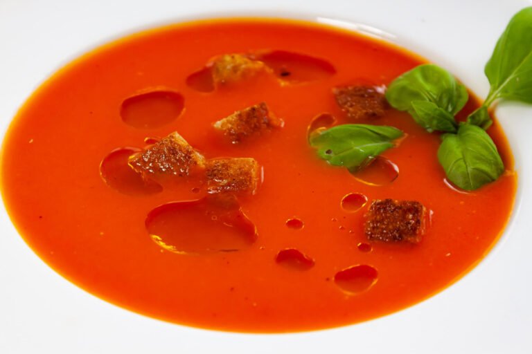 Fertige-Tomatensuppe-geeist-in-weisssem-Telle-mit-croutons-und-oelivenoel-1