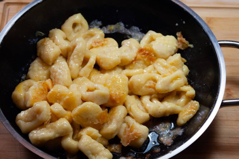 Gnocchi 15 https://oxbe.de/wp-content/uploads/2023/01/download.png In-Butter-angebraeunte-Gnocchi-in-einer-schwarzen-Pfanne-