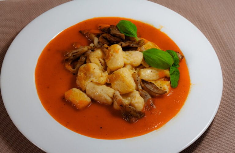 Gnocchi »mit Austernpilzen in Paprikasauce