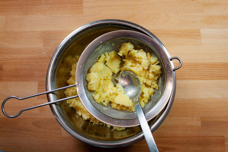 Gnocchi 5 https://oxbe.de/wp-content/uploads/2023/01/download.png Karteoffelteig-in-Kuechensib-zum-passieren-in-Metaschuessel-auf-Arbeitstisch