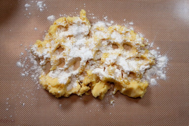Gnocchi 7 https://oxbe.de/wp-content/uploads/2023/01/download.png Karteoffelteig-mit-Mehl-besteubt-auf-Silikonmatte