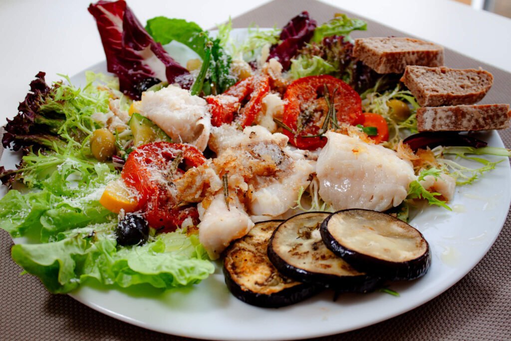 Mediterraner Salat » mit Rotbarschfilet Mediterraner Salat » mit Rotbarschfilet