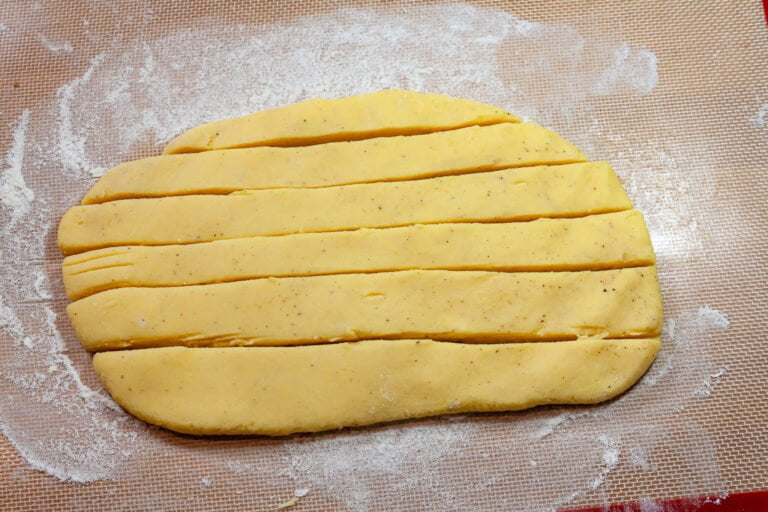 Gnocchi 9 https://oxbe.de/wp-content/uploads/2023/01/download.png aussgeollter-Kartoffelteig-zum-zuschneiden-der-Gnocchie-auf-bemehlter-Silikonmatte