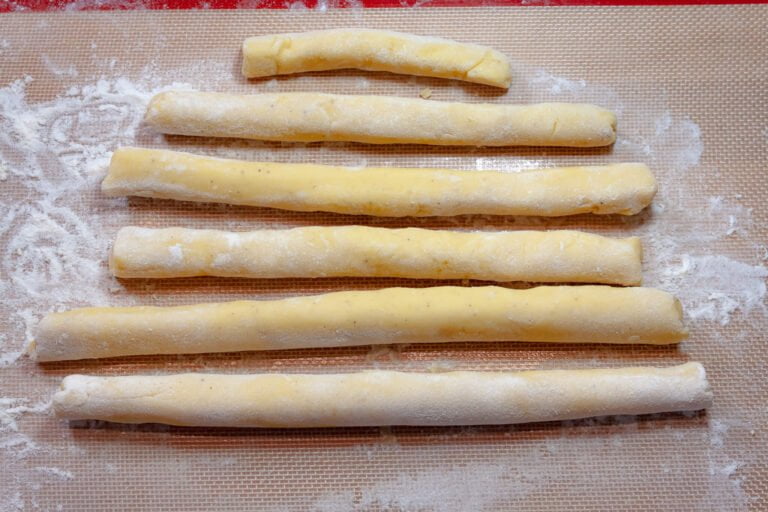 Gnocchi 10 https://oxbe.de/wp-content/uploads/2023/01/download.png aussgeollter-Kartoffelteig-zum-zuschneiden-der-Gnocchie-auf-bemehlter-Silikonmatte