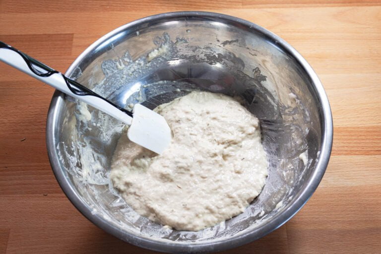 Focaccia 9 https://oxbe.de/wp-content/uploads/2023/01/download.png Focaccia-405-Teig-in-MEtalschuessel-und-Spatel-auf-Arbeitsplatte.