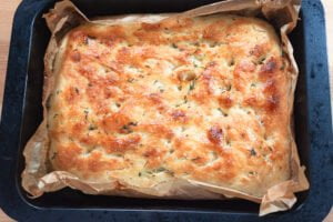 Focaccia 7 https://oxbe.de/wp-content/uploads/2023/01/download.png Focaccia-405-fertig-gebacken-in-BAckpapier-uf-Arbeitsbrett-