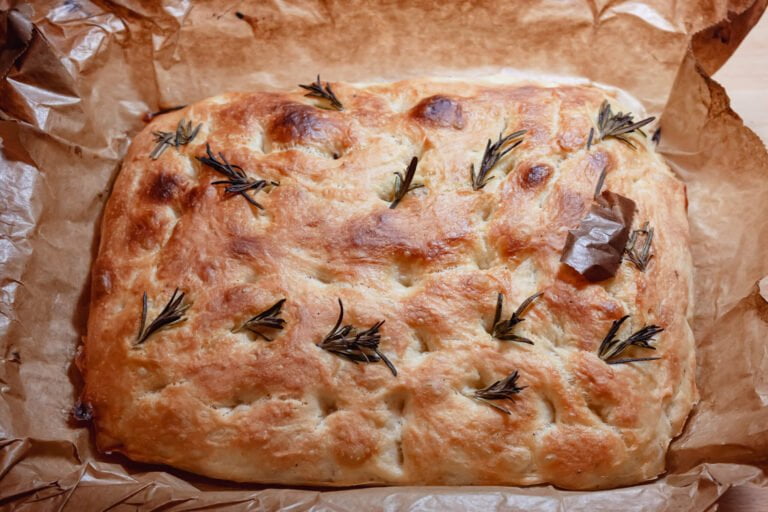 Focaccia 2 https://oxbe.de/wp-content/uploads/2023/01/download.png Focaccia-fertig-gebacken-frisch-aus-dem-Ofen-in-Backpapier.