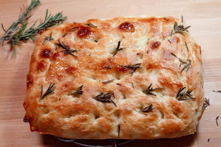 Focaccia-fertig-gebacken-zum-Abkuehlen-auf-Arbeitsplatte-