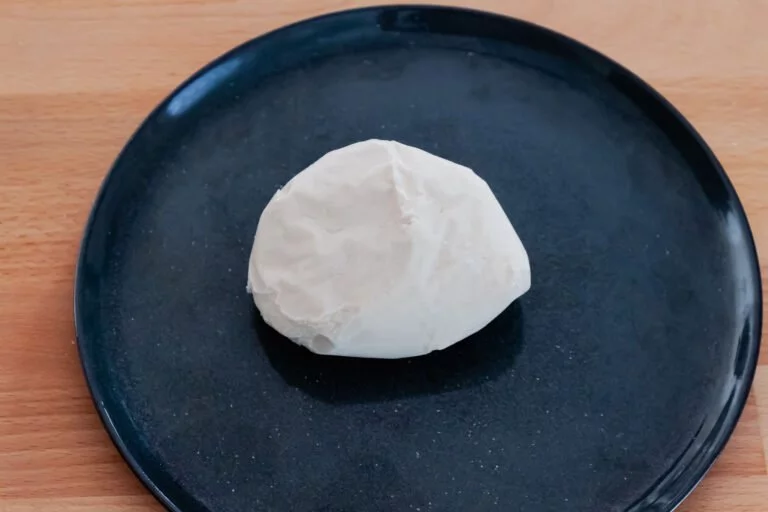 Pizzateig 13 https://oxbe.de/wp-content/uploads/2023/01/download.png Gefrorener-Hefeteig-portioniert-fuer-Pizza-auf-schwazem-Telle-und-Holzarbeitsplatte