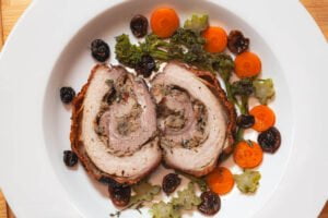 bratensülze 6 https://oxbe.de/wp-content/uploads/2023/01/download.png Bratensuelze-mit-Porchetta-stangenbrokkoli-moehren-und-shiitakepilzen-in-tiefen-weissem-Teller