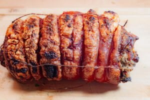 Porchetta-frisch-aus-dem-Ofen-auf-Abrenitplatte.