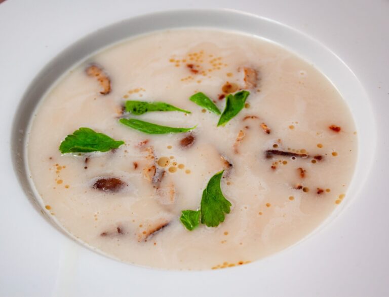 Bohnensuppe 2 https://oxbe.de/wp-content/uploads/2023/01/download.png Bohnensuppe mit shitakke und Petersilie in weißem Teller
